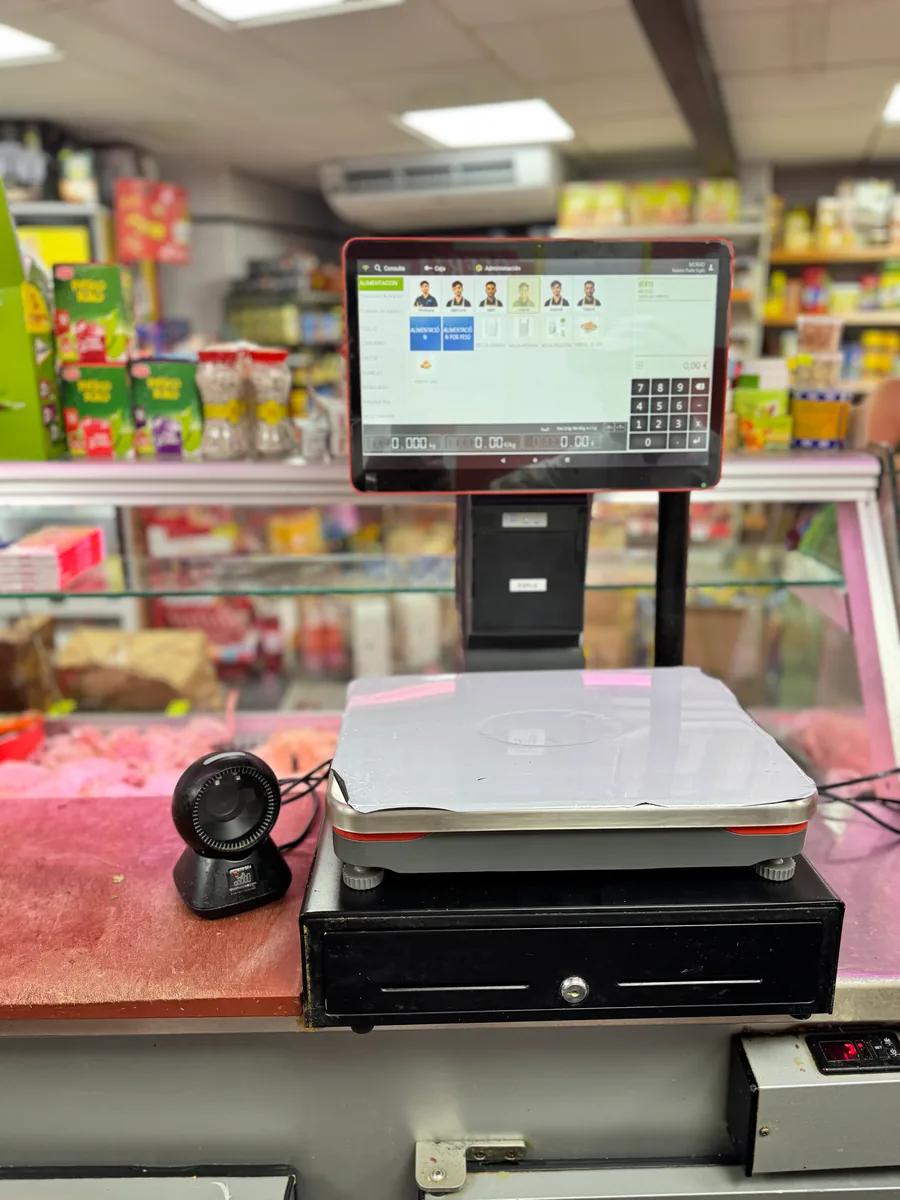 Balanza con pantalla TPV HIOPOS y lector de códigos en la carnicería de Grupo el Cairo, Alicante.